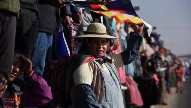 Estas tensiones reflejan un antagonismo histórico de una parte, un proyecto nacional popular que busca profundizar la democracia social y dar voz a las mayorías.