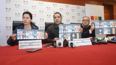 La vocal Yajaira San Martín y sus colegas Francisco Vargas y Gustavo Ávila enseñan las tres papeletas para las elecciones de agosto.