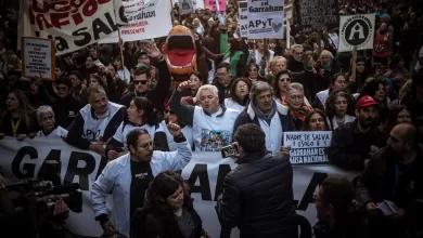 17 de julio, Buenos Aires, una multitud de trabajadores, médicos, residentes y sindicalistas del Hospital Garrahan marchó desde el Congreso Nacional hasta la Plaza de Mayo