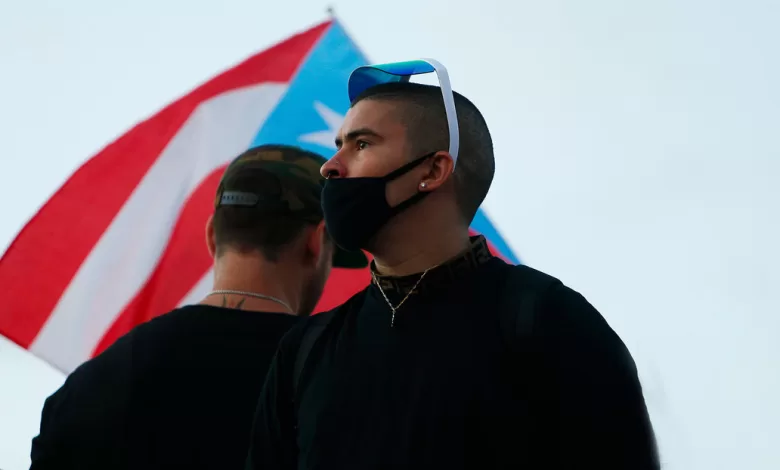 Bad Bunny se manifiesta en contra del entonces gobernador de Puerto Rico, Ricardo Rosselló, el 17 de julio de 2019 en San Juan.