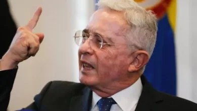 Condenó a Álvaro Uribe Vélez por los delitos de fraude procesal y soborno en actuación penal.