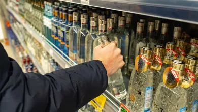 El alcohol irrita el intestino y perturba funcionamiento normal del estómago, provocando hinchazón, indigestión, acidez de estómago y diarrea