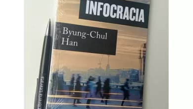 El régimen de la información opera en redes abiertas, donde la vigilancia se ejerce a través de la comunicación y la generación de datos.