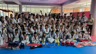 En un emotivo acto realizado en el Polideportivo La Florida, se realizó la entrega de material e indumentaria deportiva destinada a niños, niñas y jóvenes de siete asociaciones municipales