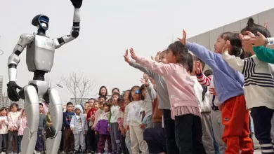 La marea, un robot humanoide Unitree G1 saluda a un grupo de niños y niñas, el pasado marzo, en Yantai, provincia de Shandong, en China. Tang Ke