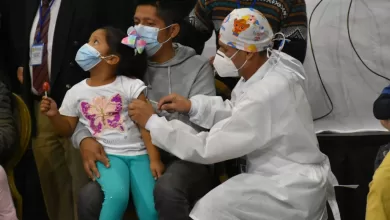 La vacuna SRP protege contra el sarampión, rubiola y paperas, es segura y eficaz.