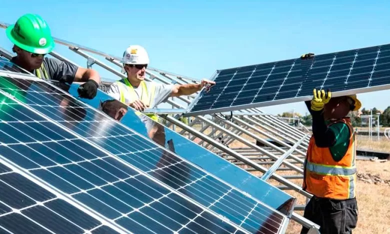Los beneficios sociales incluyen 318,000 personas beneficiadas por energía renovable