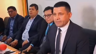 Los magistrados auto prorrogados del Tribunal Constitucional Plurinacional (TCP), Iván Espada y Gonzalo Hurtado, reiteraron este jueves que permanecerán en sus cargos