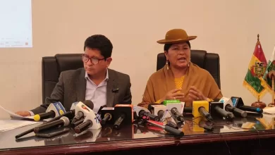 Los senadores Luis Adolfo Flores y Simona Quispe