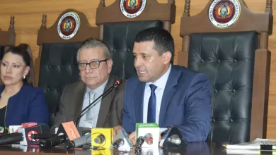 René Yván Espada, magistrado del Tribunal Constitucional Plurinacional de Bolivia. (derecha)