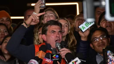 Candidato Rodrigo Paz habla frente a sus seguidores tras conocer los resultados de la primera vuelta.