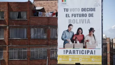 Fotografía que muestra una valla publicitaria del Tribunal Electoral Departamental este jueves, en La Paz
