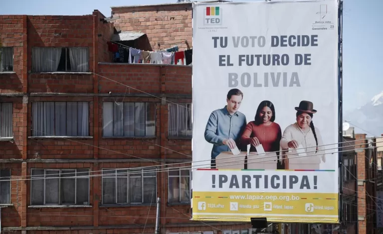 Fotografía que muestra una valla publicitaria del Tribunal Electoral Departamental este jueves, en La Paz