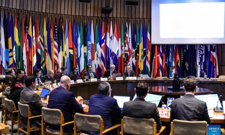 Personas participan durante el lanzamiento de una nueva edición del informe anual de la Comisión Económica para América Latina y el Caribe (CEPAL)