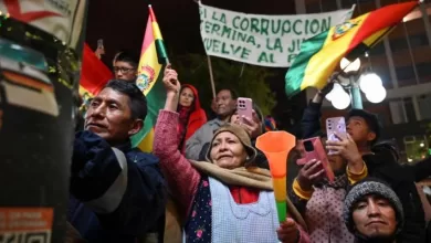 Seguidores del candidato Rodrigo Paz festejan el resultado de las elecciones presidenciales en la capital boliviana