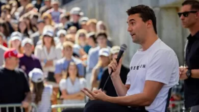 Charlie Kirk habla antes de que le disparen durante la visita de Turning Point a la Universidad Utah Valley en Orem, Utah. Tess Crowle