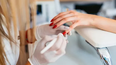 Dicho compuesto químico actúa como un fotoiniciador en las uñas.