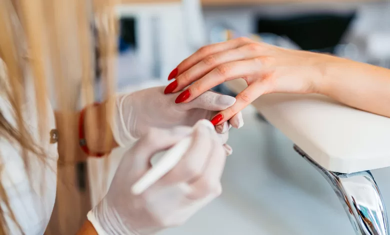 Dicho compuesto químico actúa como un fotoiniciador en las uñas.