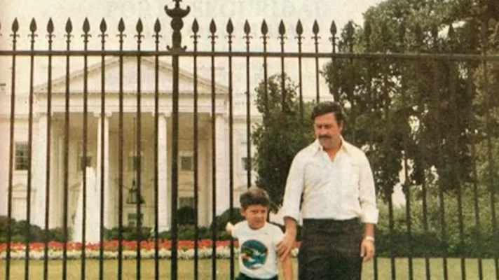 Icónica foto de Pablo Escobar y su hijo Juan Pablo frente a la Casa Blanca en Washington, D.C., en 1981