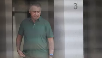 Jair Bolsonaro frente a la entrada de su casa en Brasilia, el 11 de septiembre de 2025.