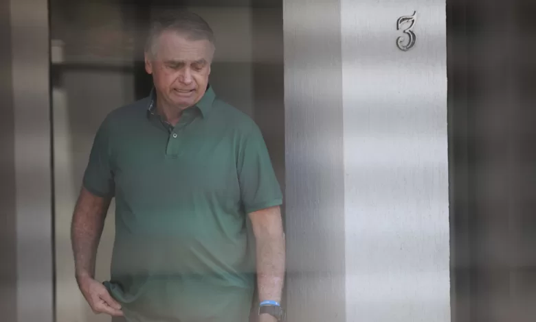 Jair Bolsonaro frente a la entrada de su casa en Brasilia, el 11 de septiembre de 2025.