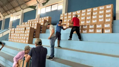 Las cajas con las papeletas de sufragio son acopiadas en el centro de operaciones del TED de Santa Cruz