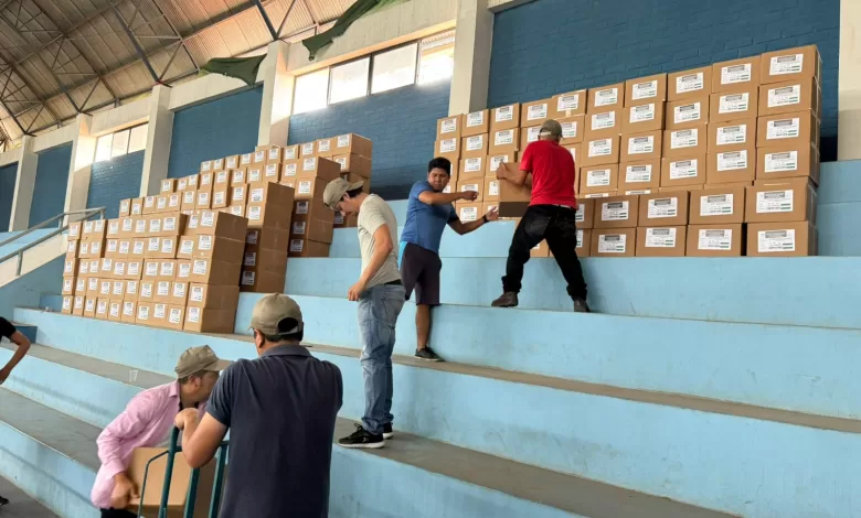 Las cajas con las papeletas de sufragio son acopiadas en el centro de operaciones del TED de Santa Cruz