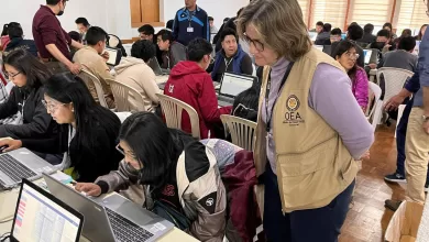 Una observadora de la OEA en el centro de operaciones del Sirepre en las elecciones del 17 de agosto.