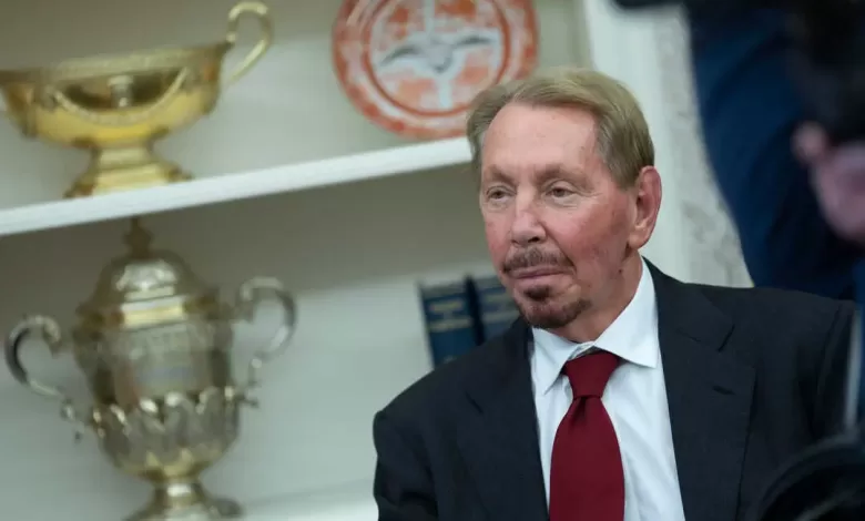 3 de febrero de 2025, Washington, D. C., EE. UU. Larry Ellison observa cómo el presidente de Estados Unidos, Donald J. Trump, firma órdenes ejecutivas.