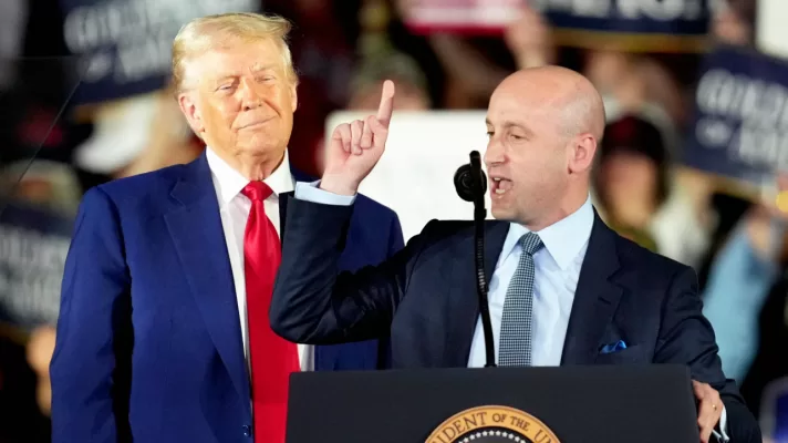 Donald Trump escucha mientras el subjefe de gabinete de política de la Casa Blanca, Stephen Miller, habla el 29 de abril de 2025 en Warren,