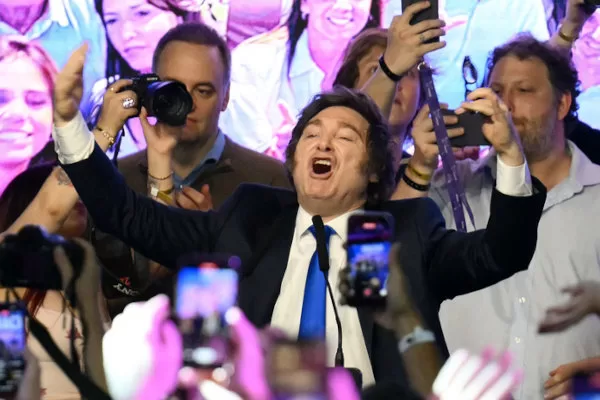 El oficialismo vivió en estos últimos meses un subibaja político de incremento en la imagen positiva a la caída del apoyo al gobierno y viceversa