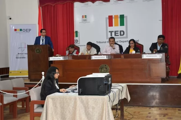 El presidente del TED Tarija, Oscar Gutiérrez, agradeció el compromiso de los jurados electorales, notarios y jueces