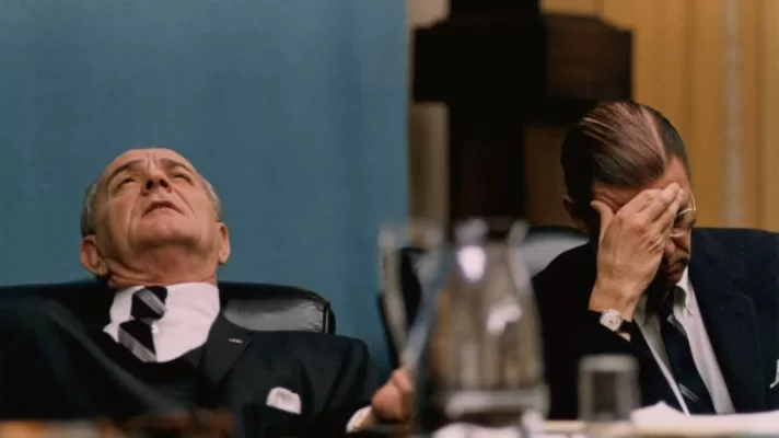 El presidente estadounidense Lyndon B Johnson y el secretario de Defensa Robert McNamara durante una reunión en la Sala del Gabinete