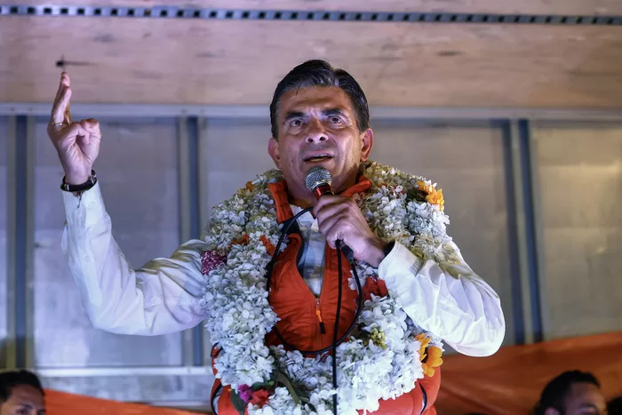 Esto significa volver a privatizar los recursos naturales, matar las leyes fundamentales, congelar el crecimiento de Bolivia