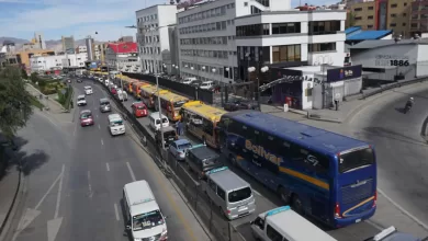 Filas por combustible en la Paz