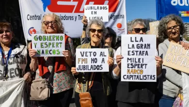 Jubilados protestan en contra de las medidas de ajuste del presidente Javier Milei.