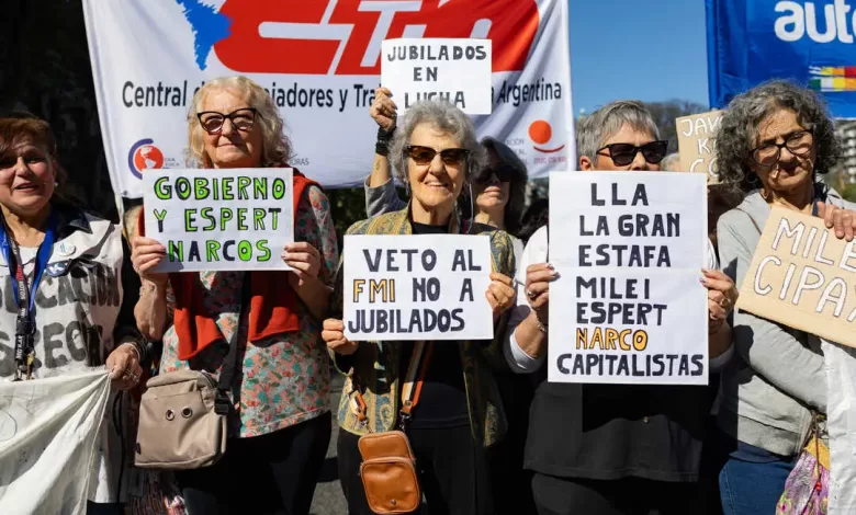 Jubilados protestan en contra de las medidas de ajuste del presidente Javier Milei.