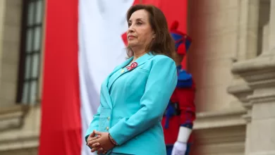 La expresidenta de Perú, Dina Boluarte, a las afueras del Palacio de Gobierno, en Lima.