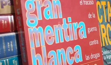 La gran mentira blanca conduce al lector por ese tortuoso trayecto y exhibe la verdadera historia de la epidemia de la droga.