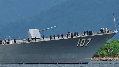 La tripulación del buque de guerra Gravely al entrar en Puerto España, Trinidad y Tobago, antes de un programa de ejercicios militares anunciado por el Pentágono.