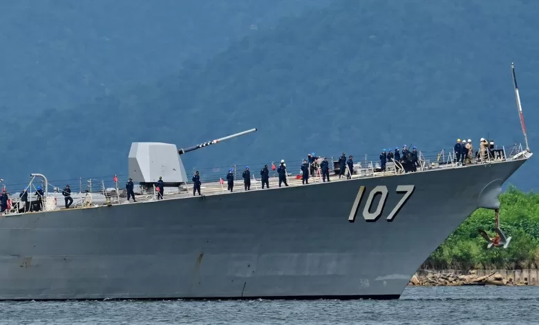 La tripulación del buque de guerra Gravely al entrar en Puerto España, Trinidad y Tobago, antes de un programa de ejercicios militares anunciado por el Pentágono.