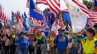 Manifestantes sostienen banderas y pancartas durante una protesta Sin Reyes contra las políticas del presidente Donald Trump, en Washington, D.C., el 18 de octubre de 2025