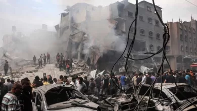 Palestinos buscan sobrevivientes tras un ataque aéreo israelí contra edificios