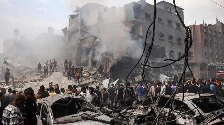 Palestinos buscan sobrevivientes tras un ataque aéreo israelí contra edificios