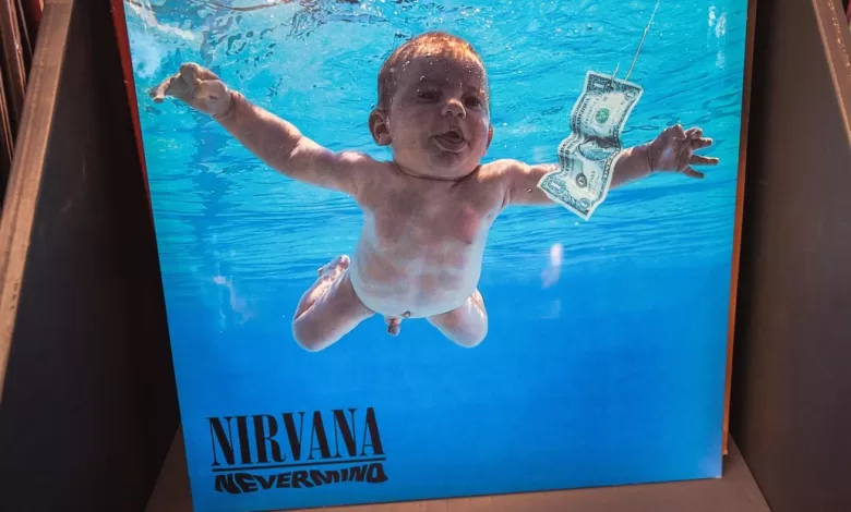 Portada de disco de vinilo vintage de Nirvana 'Nevermind', 1991.