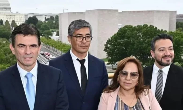 Rodrigo Paz y su comitiva en su primer viaje a EEUU.