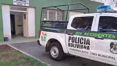 Una patrulla de la Policía cerca de la morgue del Hospital San Juan de Dios.
