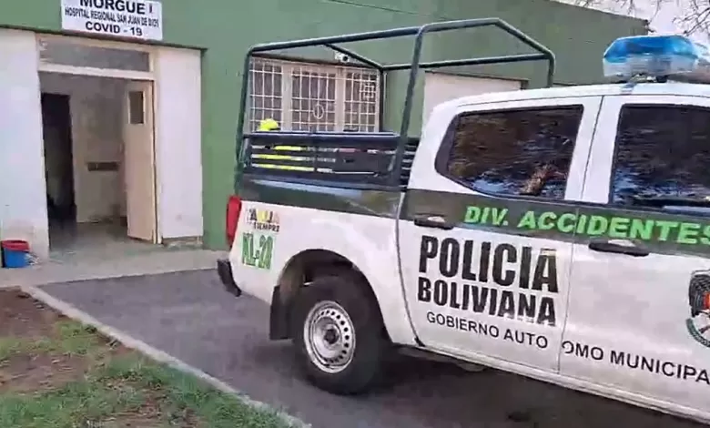 Una patrulla de la Policía cerca de la morgue del Hospital San Juan de Dios.