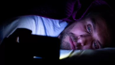 Durante la noche, permanecer en un entorno iluminado podría alterar procesos biológicos