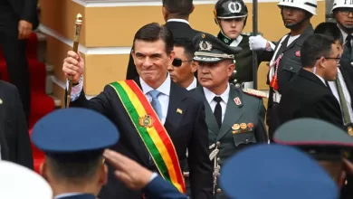 El presidente Rodrigo Paz sostiene el Bastón de Mando